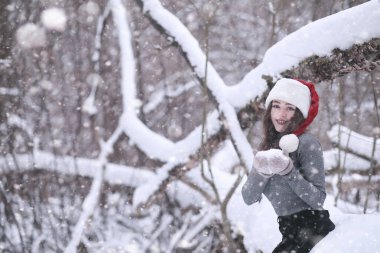 Kış parkında kar yağan bir kız