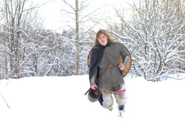 Defender'ı posta zırh genç savaşçı