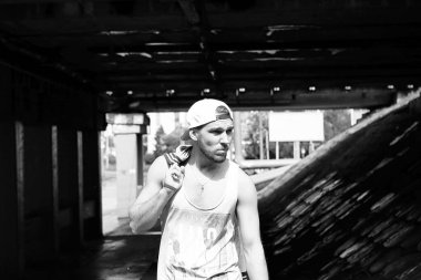 sakallı bir genç adam