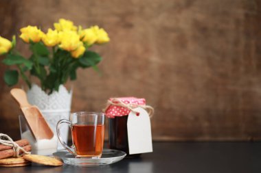 bir fincan çay tablo