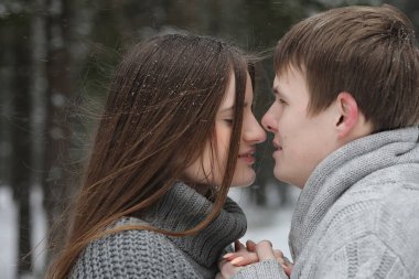 aşıklar bir tarihte kış öğleden sonra kar kar fırtınası çifti