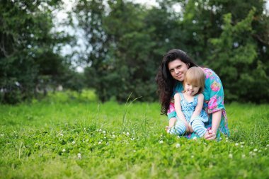 Annem ve iki kızım var.
