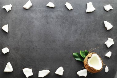 Koyu renkli bir masada hindistan cevizi. Hindistan cevizi yağı..