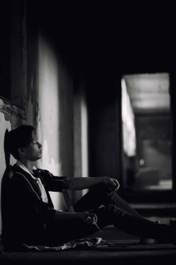 Genç bir adam uyuşturucu alır