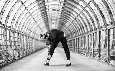 Spor giyimli bir adam açık havada tek renkli fotoğraf çalıştırın