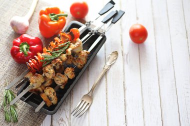 Pişmiş sebze ile metal şiş üzerinde kebap