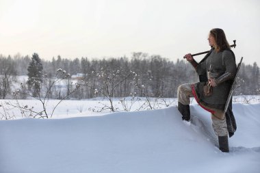 Defender'ı posta zırh genç savaşçı