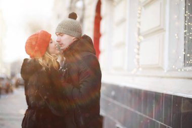 Genç çift kışın yürüyor