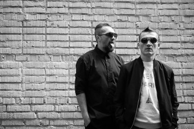 İki erkek güneş gözlüğü 