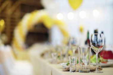 Restorandaki masada bardaklar. Tablo ayarı.