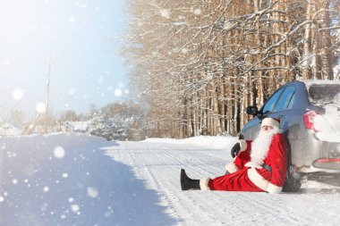 Noel Baba hediyeleri ile açık gelir. Noel Baba kırmızı bir SÜ