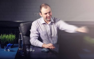 Tablo ve dizüstü bilgisayar üzerinde çalışan adam