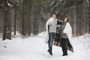 aşıklar bir tarihte kış öğleden sonra kar kar fırtınası çifti