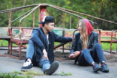 Gündelik kıyafetlerle yürüyen sevgi dolu bir çift.