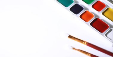 Beyaz bir kağıt üzerine resimler çizmek.