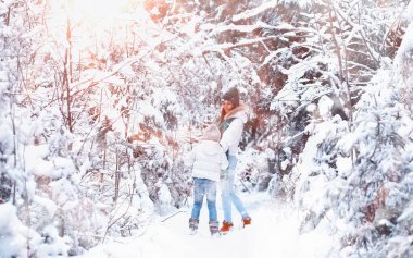 Genç bir aile yürüyüşe çıktı. Anne ve kızı şarapla yürüyorlar.