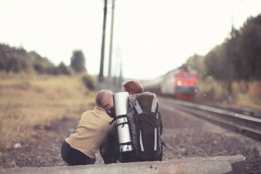 Bir sırt çantası ile yürüyerek seyahat