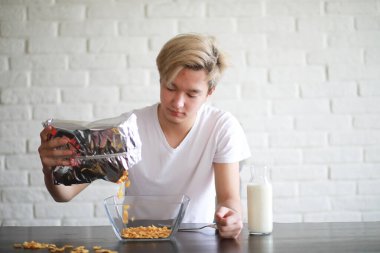 Kahvaltıda sütlü Mısır gevreği