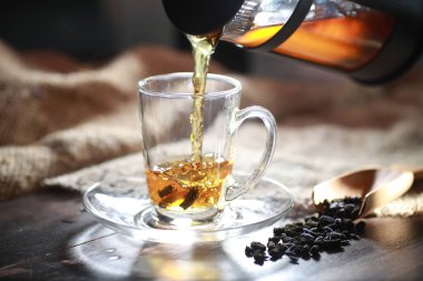 Bir hizmet tabloda çay demlendi