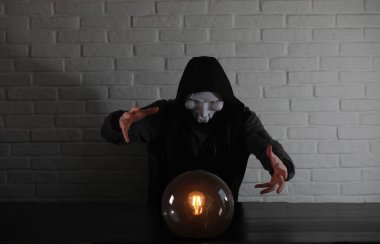 Bir fortune teller top olan bir adam