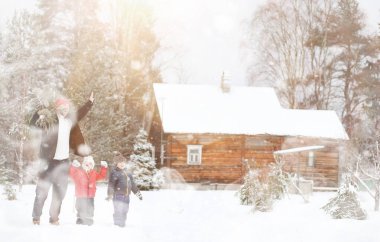 Sokakta kesilmiş bir Noel ağacı olan bir adam. N için Hazırlık