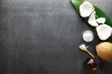 Koyu renkli bir masada hindistan cevizi. Hindistan cevizi yağı..