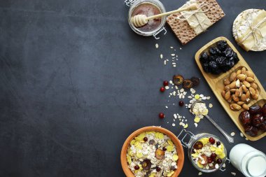 Sağlıklı kahvaltı. Süt lügatli tahıllardan Müsli.