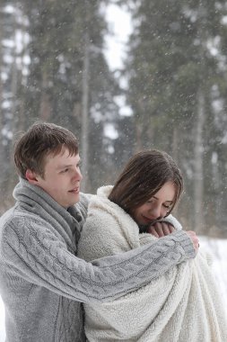 aşıklar bir tarihte kış öğleden sonra kar kar fırtınası çifti