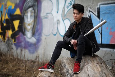 Asya genç adam kameraya poz sokakta