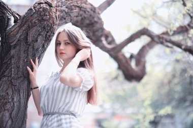 Bir kız bir bahar yeşil park