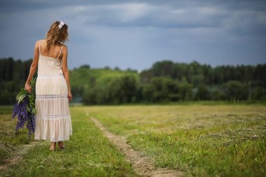 Kız mavi çiçek bir buket