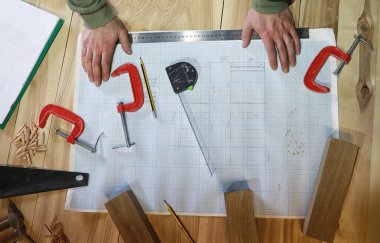 Araçları ve süreç içinde elektrikli testere ile atölye çalışması