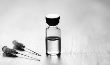 Ampül ve iğneler üzerinden bir tıbbi şırınga