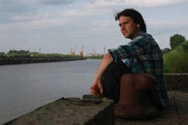 Sanayi bölgesi içinde bir sakallı