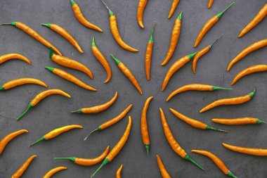 Acı portakal biberi. Siyah Şili biberi..