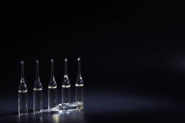 Tıbbi ilaç ampulleri. Enjeksiyon için ilaçlar.