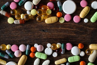 Ahşap dokulu bir arka plan üzerinde ilaçlar