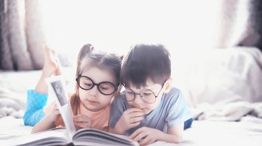 Çocuklar yeni doğan bebeğin yanındaki yatakta yatıyor, küçük kız kardeş..