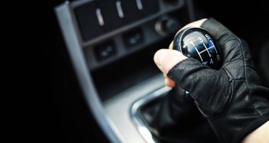 Dişli kolu. Manuel Şanzıman. C vites kayması üzerinde el