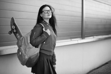 Genç hippi kız bir kaykay sürme. Kızlar kız f