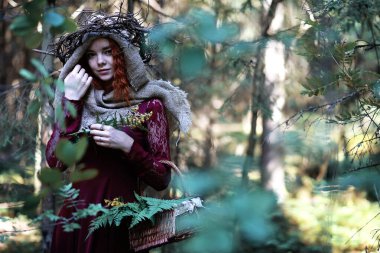 Kızıl saçlı cadı bir ritüel bir kristal top ile tutar