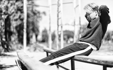 Spor giyimli bir adam açık havada tek renkli fotoğraf çalıştırın