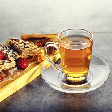 İş yerinde çay için waffle ve çilek ile tatlı tatlı.