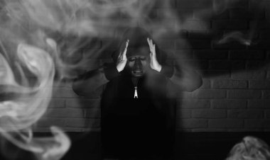 Siyah maske ve hood masada hacker