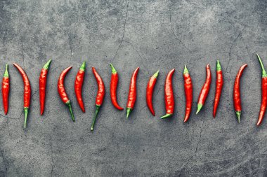 Acı kırmızı biber. Siyah üzerine Şili biberi.