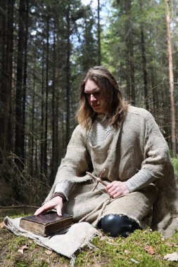 Karanlık bir ormanda bir ritüel bir cüppe içinde geçirir