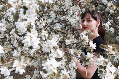 Yazın güneşli bir günde çiçek açan bir kız.