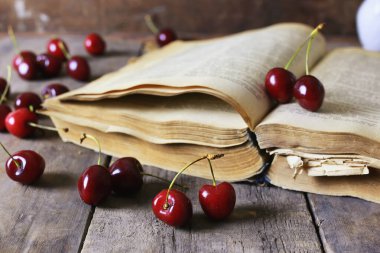 Retro kitap ve kiraz meyve