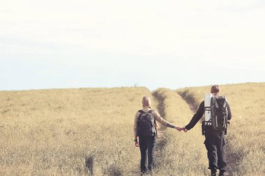 Bir sırt çantası ile yürüyerek seyahat