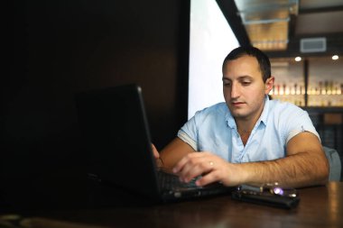 Dizüstü çalışan Ermeni yakışıklı adam